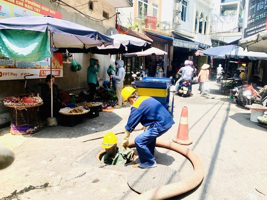 Công nhân Thủ đô vất vả duy trì hệ thống thoát nước giữa ngày nắng gắt | Môi trường | Vietnam+ (VietnamPlus)