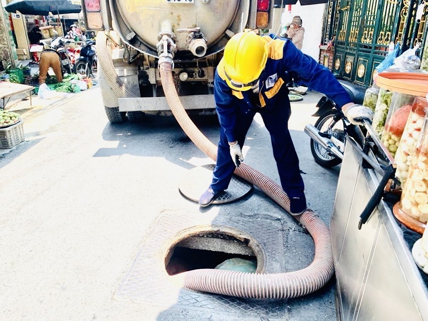 Công nhân Thủ đô vất vả duy trì hệ thống thoát nước giữa ngày nắng gắt | Môi trường | Vietnam+ (VietnamPlus)