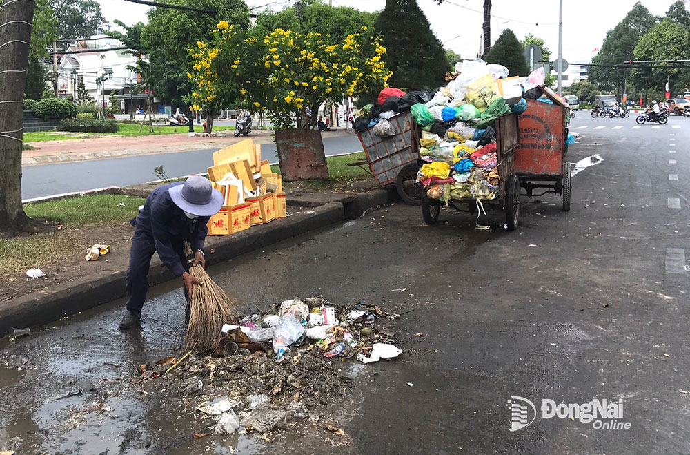 Nước rỉ rác ô nhiễm chứa đựng nhiều mầm bệnh khiến nhân viên thu gom rác dễ mắc nhiều bệnh tật