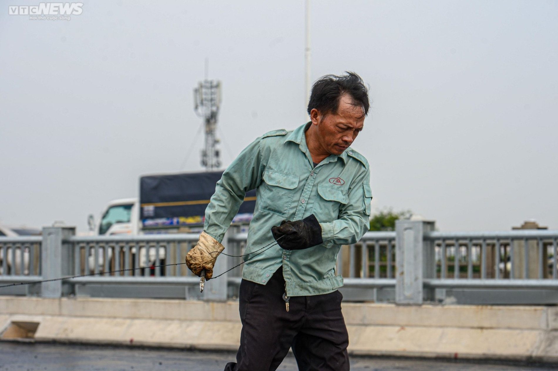 Công nhân đội nắng trải thảm nhựa trên công trường cầu Vĩnh Tuy giai đoạn 2 - 9