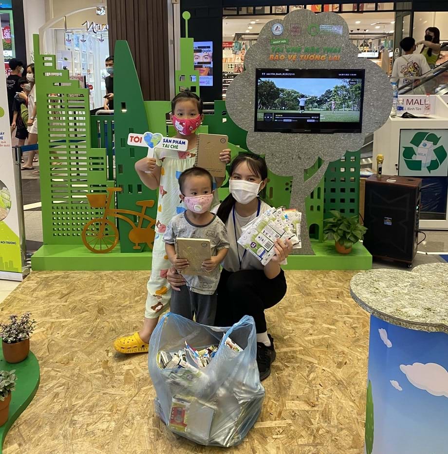 Tổ chức thu gom, tái chế vỏ hộp giấy đựng đồ uống đã qua sử dụng tại Aeon Mall ở Hà Nội
