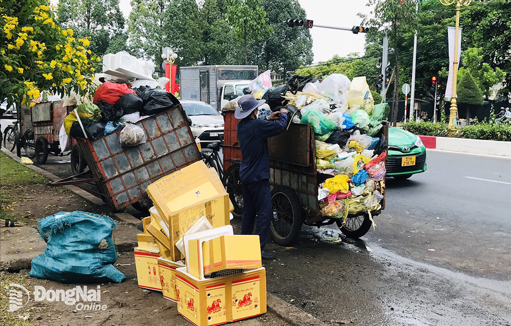 Phân loại rác tại nguồn của nhân viên thu gom rác ở TP.Biên Hòa giúp giảm được lượng rác thải phải vận chuyển, xử lý