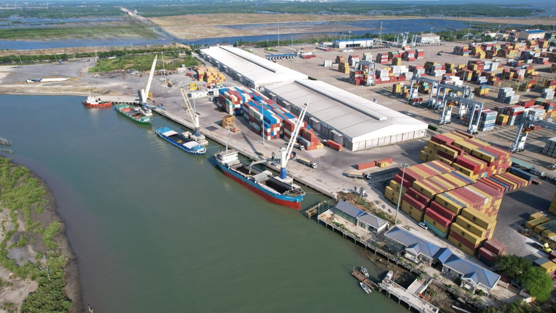 Cảng Dịch vụ tổng hợp Hưng Thái, ICD (cảng cạn) đầu tiên của tỉnh, được cấp phép để khai thác các tàu, sà lan chạy tuyến nước ngoài