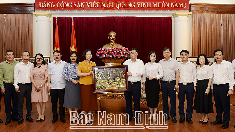 Đồng chí Bí thư Tỉnh ủy Phạm Gia Túc tặng Đoàn công tác của TTXVN bức tranh Tháp Phổ Minh- biểu tượng lịch sử- văn hóa của quê hương Nam Định.