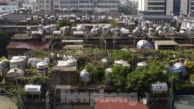 Lóa mắt với hàng trăm 'quả bom nước' bằng inox trên nóc các khu tập thể cũ ở Hà Nội giữa trưa hè ảnh 9