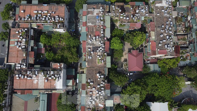 Lóa mắt với hàng trăm 'quả bom nước' bằng inox trên nóc các khu tập thể cũ ở Hà Nội giữa trưa hè ảnh 10