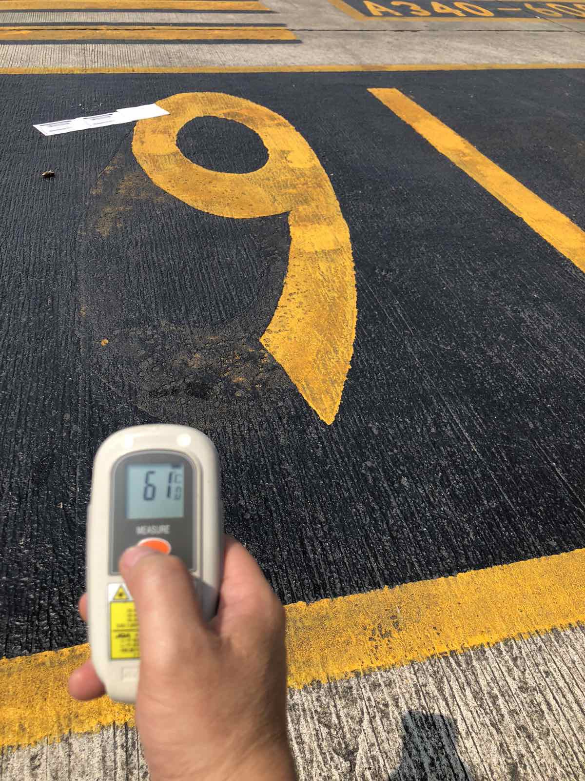 Chùm ảnh: Người lao động làm việc trên đường băng sân bay với nền nhiệt hơn 60 độ C - Ảnh 1.