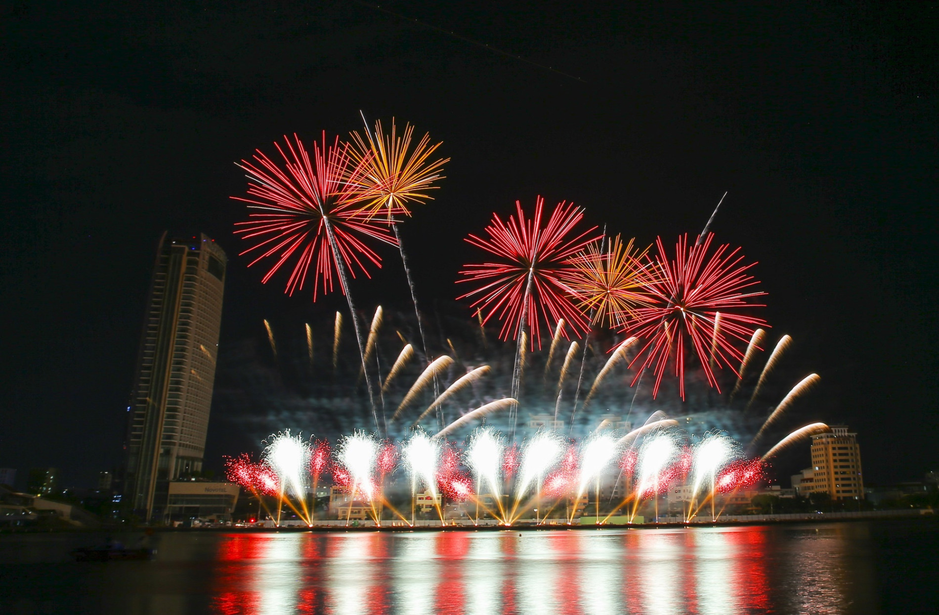 Mãn nhãn 40 phút pháo hoa đỉnh cao rực sáng trên bầu trời Đà Nẵng - Ảnh 18.