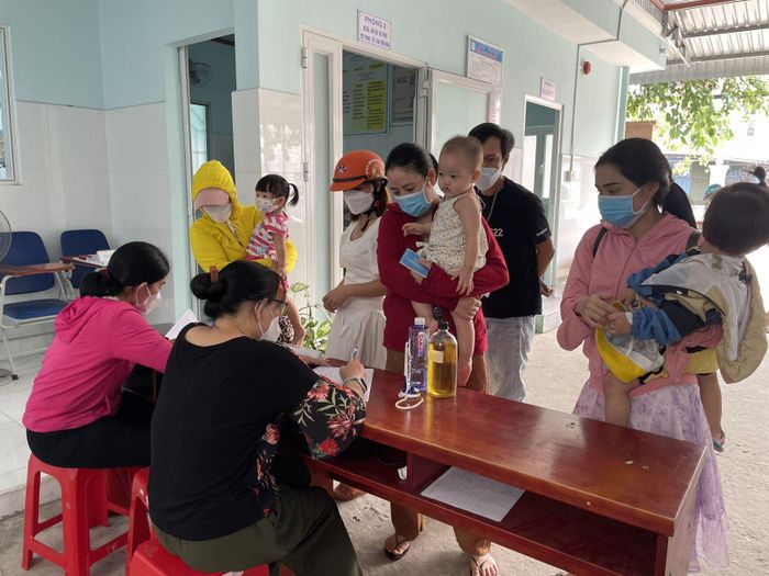 Người dân đưa trẻ đi uống Vitamin A tại Trạm y tế phường Trường Thọ.