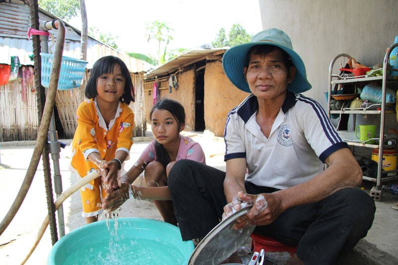 Gia đình ông Pi năng Hậu ở Đội 1, thôn Chà Panh, xã Phước Hòa, huyện Bác Ái phấn khởi khi được Nhà nước quan tâm đầu tư hệ thống nước sinh hoạt sạch và đấu nối dẫn đến tận nhà để sử dụng.