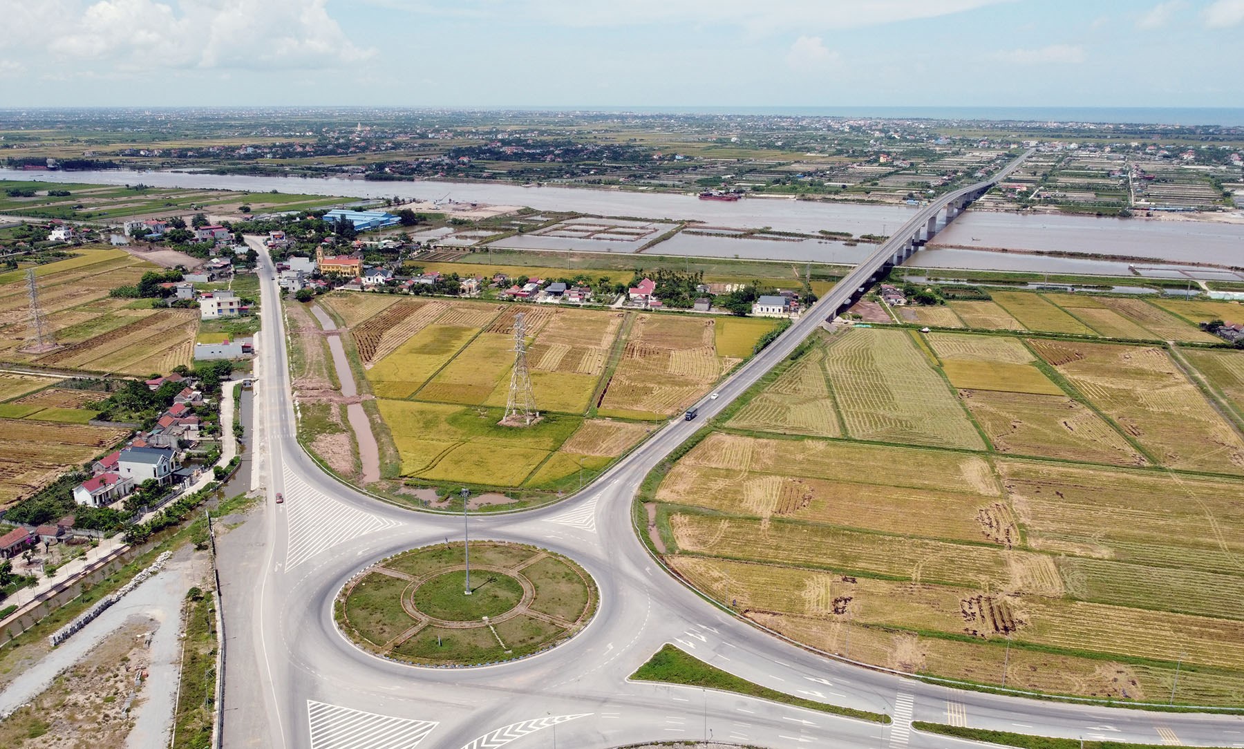 Toàn cảnh đường nối vùng kinh tế biển Nam Định với cao tốc Cầu Giẽ - Ninh Bình đang xây giai đoạn 2