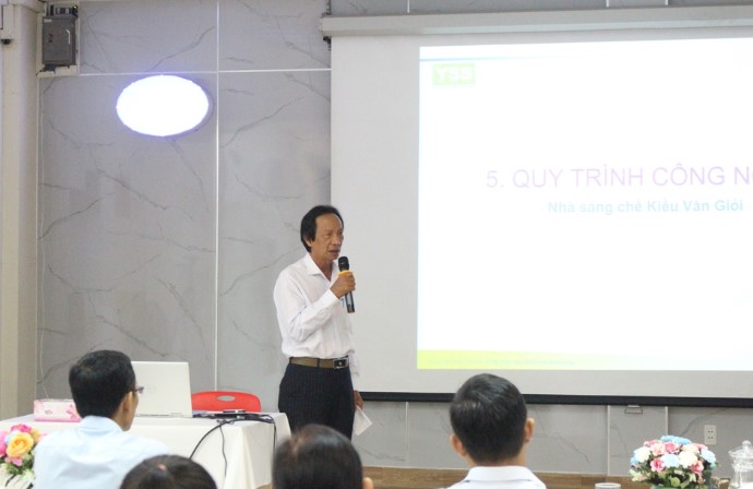Ông Kiều Văn Giỏi giới thiệu quy trình công nghệ xử lý rác thải hữu cơ làm thức ăn cho trùn quế 