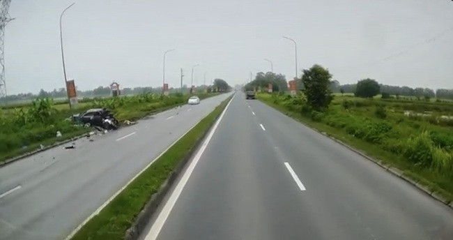Xe container gây tai nạn ở Hà Nam, một cán bộ CSGT tử vong