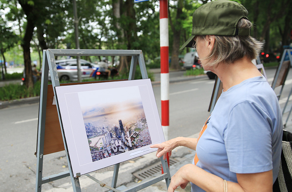 Triển lãm ảnh "Thủ đô Hà Nội trên đường phát triển" thu hút đông đảo người dân và khách du lịch