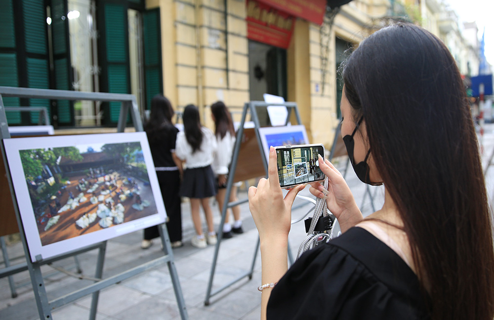 Triển lãm ảnh "Thủ đô Hà Nội trên đường phát triển" thu hút đông đảo người dân và khách du lịch