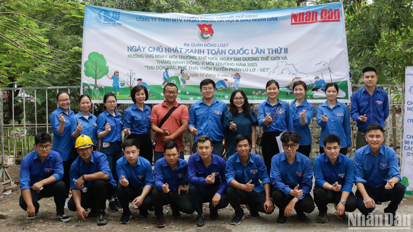 [Ảnh] Đoàn Thanh niên Công ty Thoát nước Hà Nội và Báo Nhân Dân ra quân làm sạch tuyến phân lũ sông Lừ-Sét ảnh 12