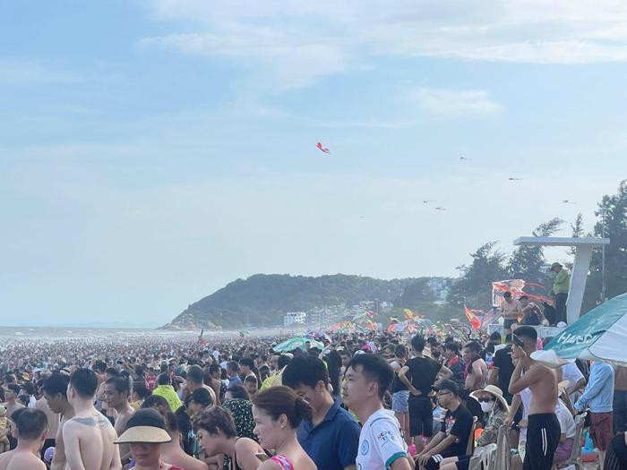 Nắng nóng, biển Sầm Sơn đông nghẹt dịp cuối tuần: Người 'dính' người không có khoảng trống Ảnh 1
