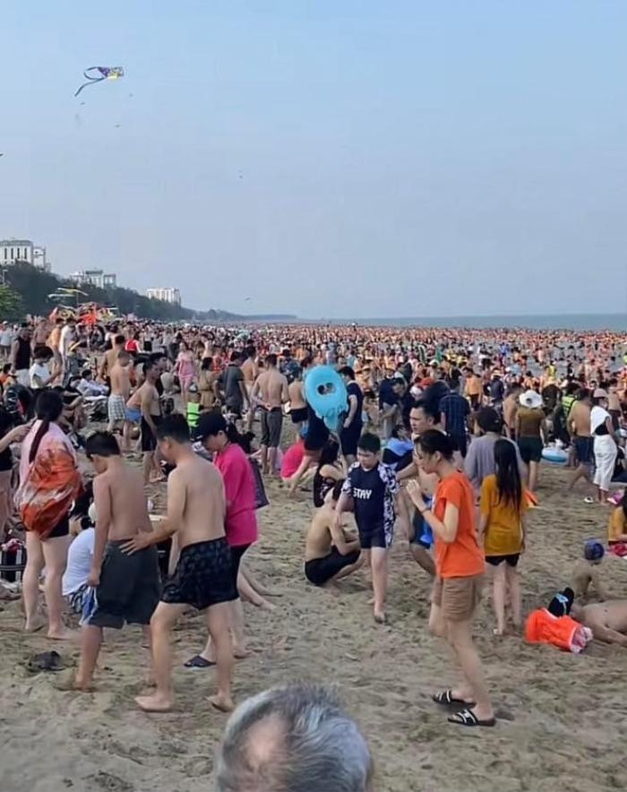Nắng nóng, biển Sầm Sơn đông nghẹt dịp cuối tuần: Người 'dính' người không có khoảng trống Ảnh 3