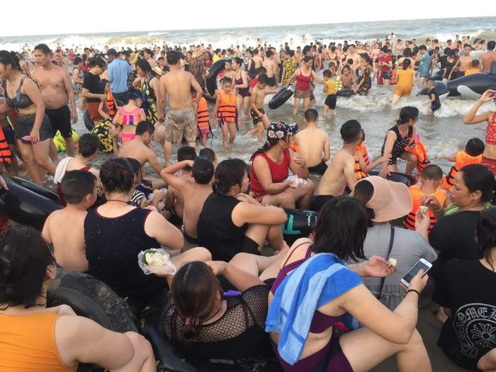 Nắng nóng, biển Sầm Sơn đông nghẹt dịp cuối tuần: Người 'dính' người không có khoảng trống Ảnh 4