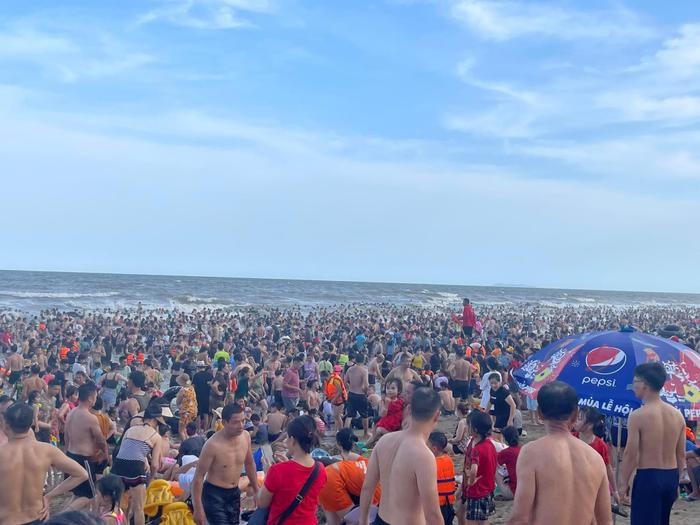 Nắng nóng, biển Sầm Sơn đông nghẹt dịp cuối tuần: Người 'dính' người không có khoảng trống Ảnh 5