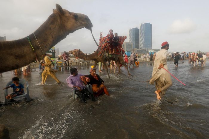 Người dân thành phố Karachi (Pakistan) tìm cách giải nhiệt trước cái nóng dữ dội. Nguồn: REUTERS. 