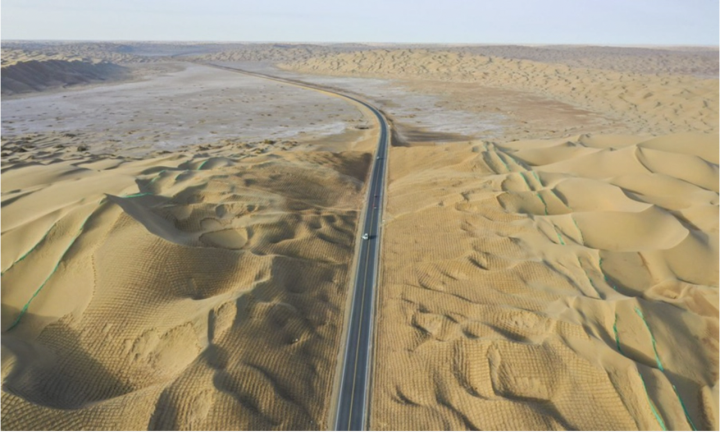 Biến cát thành đất trồng, Trung Quốc phủ xanh gần 500km đường băng qua sa mạc - 2