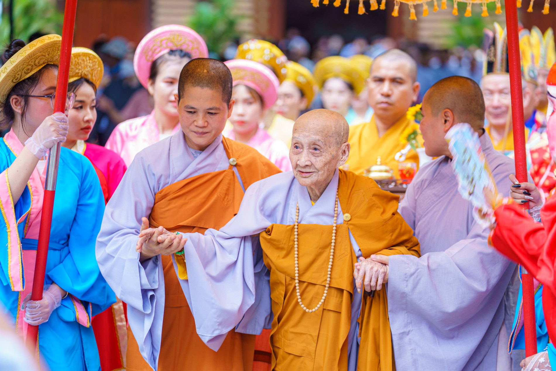 Du khách hào hứng với nhiều nghi thức truyền thống độc đáo tại Lễ Vía Bà (Tây Ninh) - Ảnh 5.