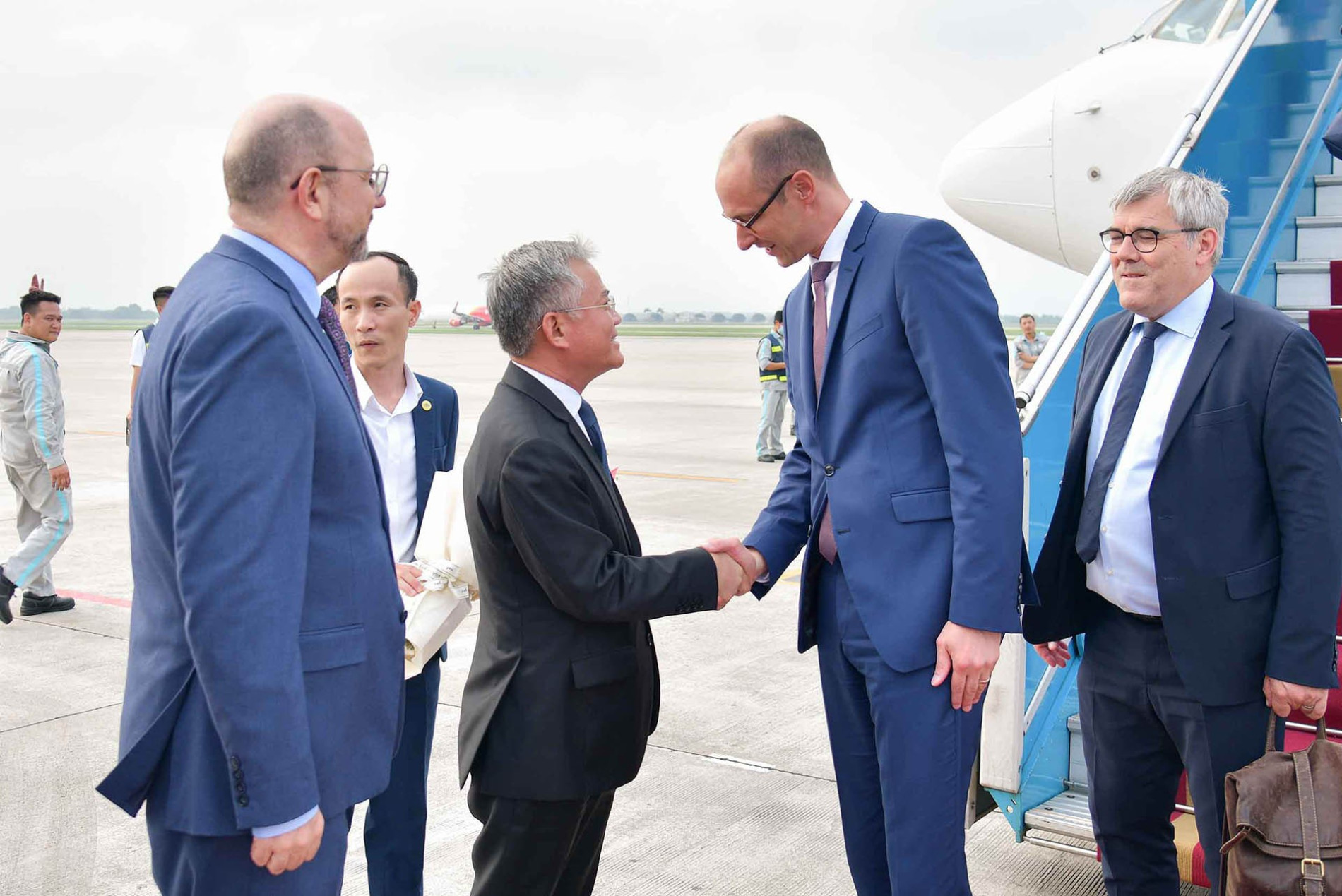 Chủ tịch Hội đồng Quốc gia Thụy Sĩ bắt đầu thăm chính thức Việt Nam - Ảnh 2.