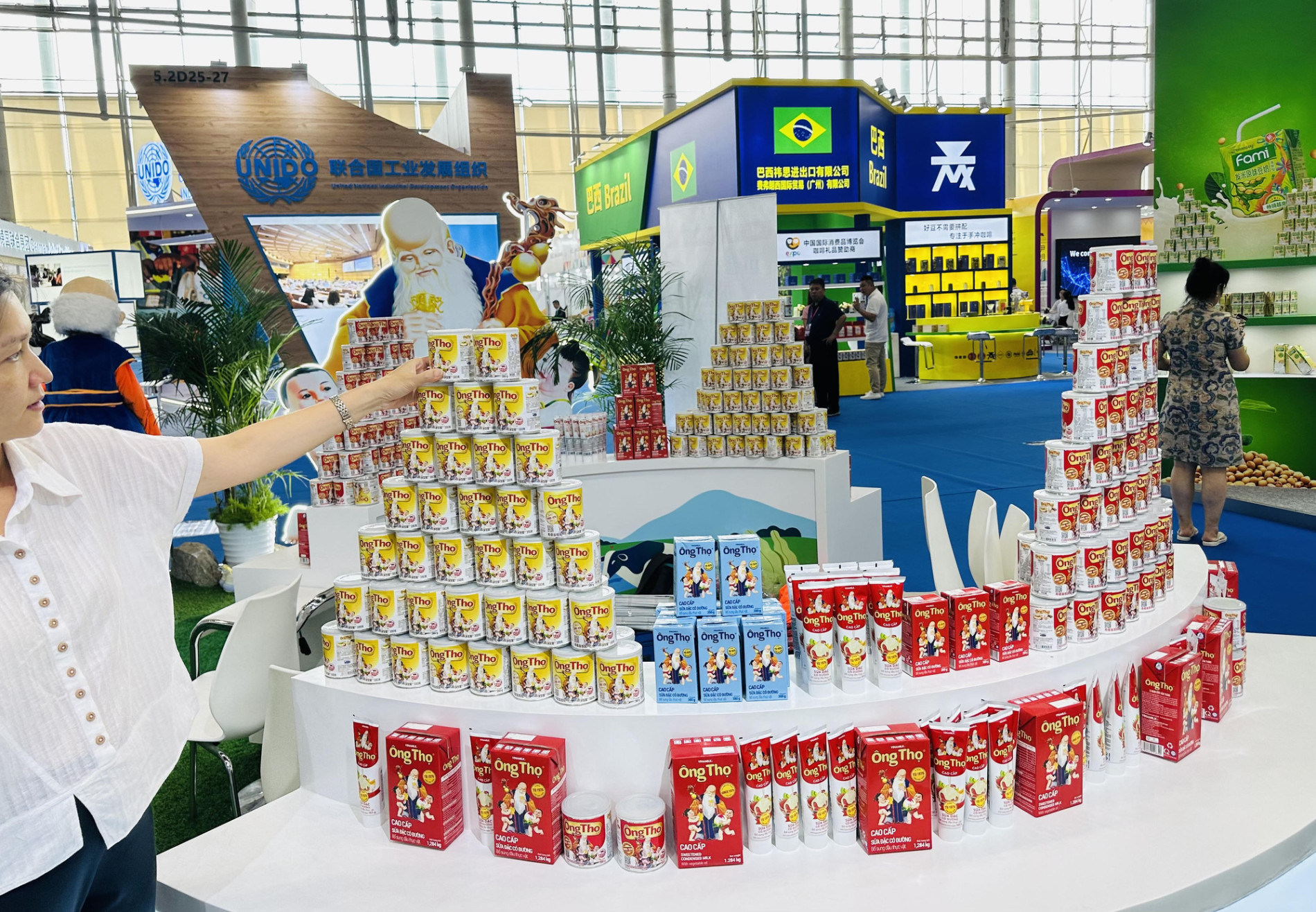 Gian hàng sữa đặc Ông Thọ của Vinamilk được trưng bày bắt mắt tại hội chợ CISMEF 2023 diễn ra ở thành phố Quảng Châu, Trung Quốc - Ảnh: PHẠM DƯƠNG