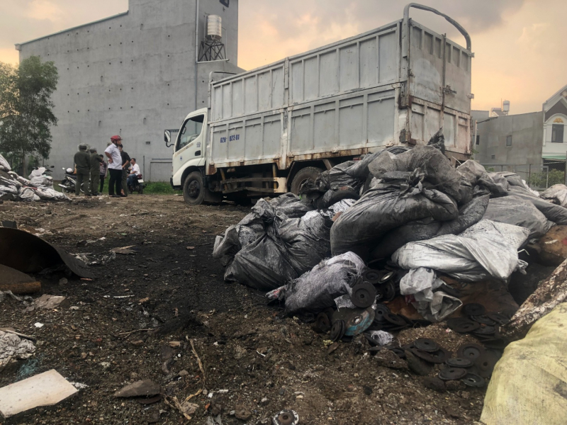 Bắt qủa tang xe tải đổ hàng tấn rác thải công nghiệp ra môi trường -0