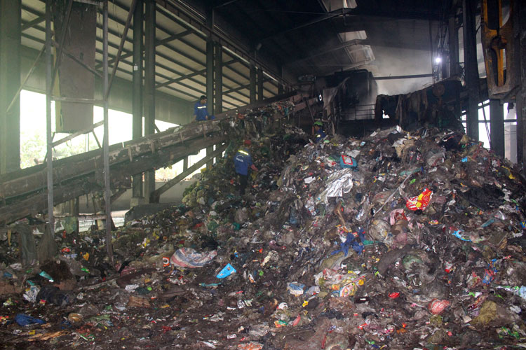 Nhà máy xử lý rác tồn đọng hơn 14.000 tấn rác - Ảnh 1.