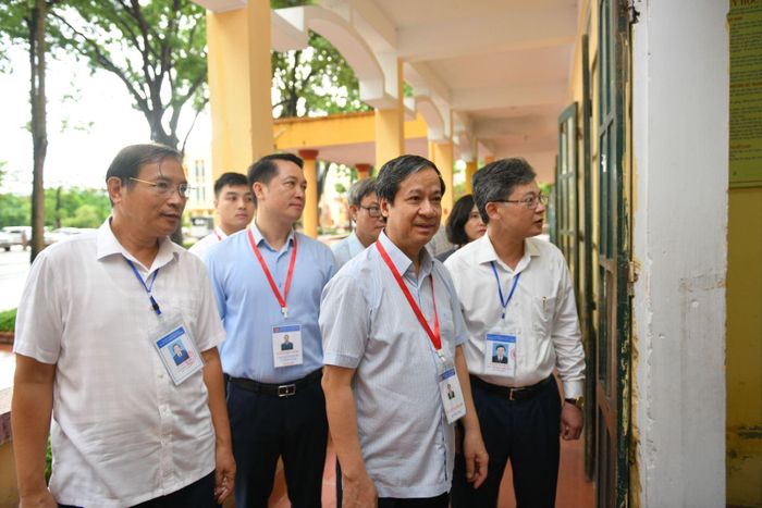Bộ trưởng Bộ GĐ-ĐT Nguyễn Kim Sơn kiểm tra Điểm thi Trường THPT Yên Mỹ (Hưng Yên). Ảnh: BGD