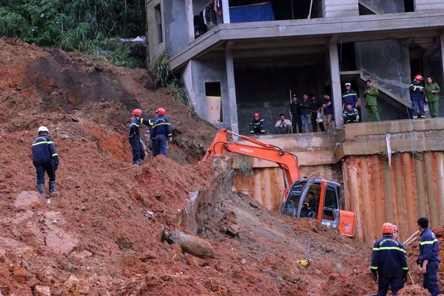 Hiện trường vụ sạt lở kinh hoàng tại Đà Lạt, vùi lấp người và tài sản | Xã hội | Vietnam+ (VietnamPlus)