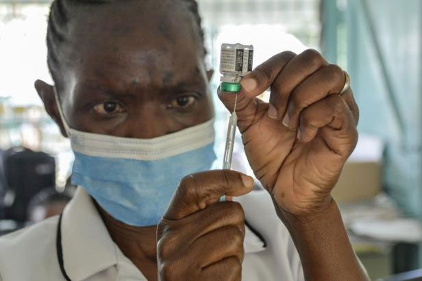 Nhân viên y tế tiêm vaccine ngừa bệnh sốt rét cho trẻ em tại Yala, Kenya