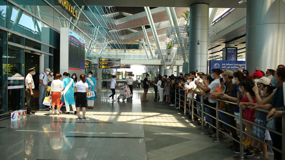 Nhân viên vệ sinh, giấu iPhone của hành khách, sân bay, hành khách Hàn Quốc quên iPhone 11