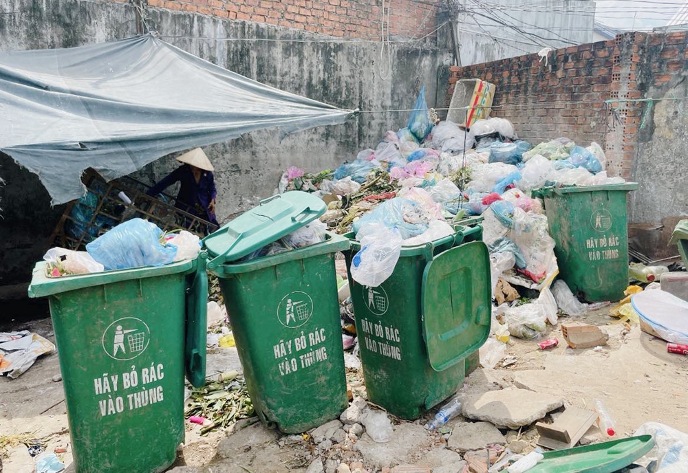 Bãi rác ở chợ Châu Sa, xã Tịnh Châu (TP.Quảng Ngãi) luôn trong tình trạng tồn đọng, gây&#xD;&#xA;ô nhiễm môi trường trong khu vực.