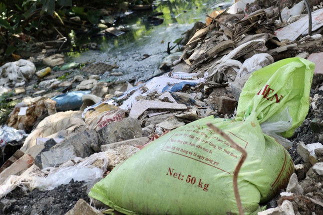 Đoạn sông ngập rác, bốc mùi hôi thối ở Hà Nội - Ảnh 2.
