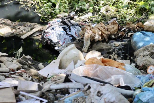 Đoạn sông ngập rác, bốc mùi hôi thối ở Hà Nội - Ảnh 3.