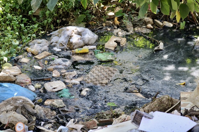 Đoạn sông ngập rác, bốc mùi hôi thối ở Hà Nội - Ảnh 8.