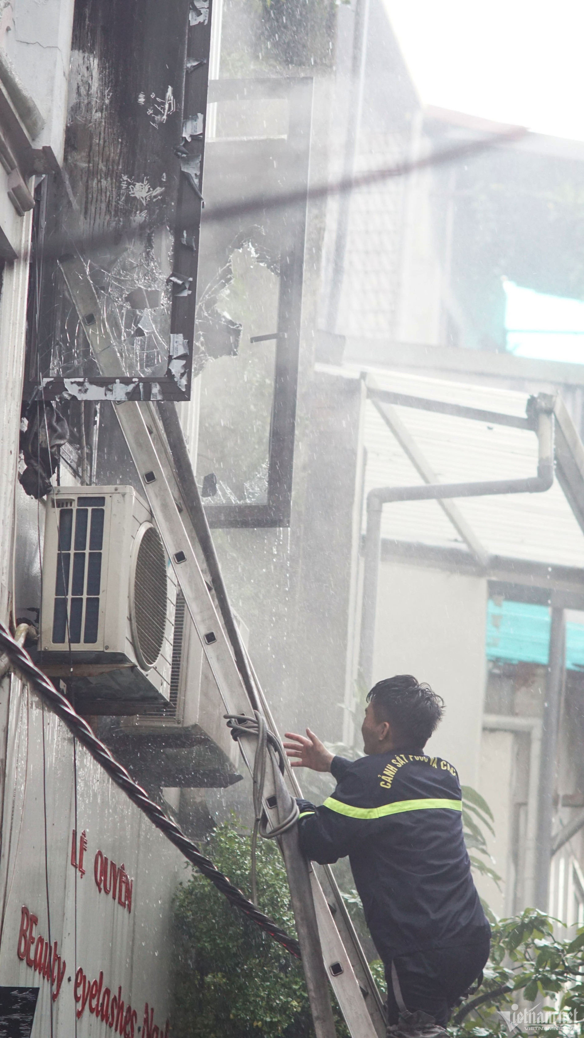 Vụ cháy khiến 3 người chết ở Hà Nội: Người dân tri hô, phá cửa cuốn bất thành