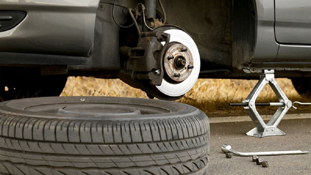 Xe bị nổ lốp thường làm tài xế giật mình và mất kiểm soát.