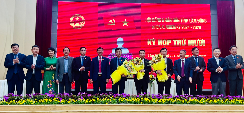 Lãnh đạo tỉnh tặng hoa chúc mừng các đồng chí được bầu chức danh ủy viên UBND tỉnh khoá X, nhiệm kỳ 2021- 2026