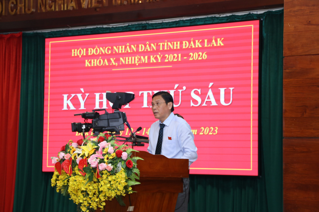 Phó Chủ tịch Thường trực UBND tỉnh Nguyễn Tuấn Hà trình bày báo cáo tại phiên làm việc. Ảnh: Vạn Tiếp