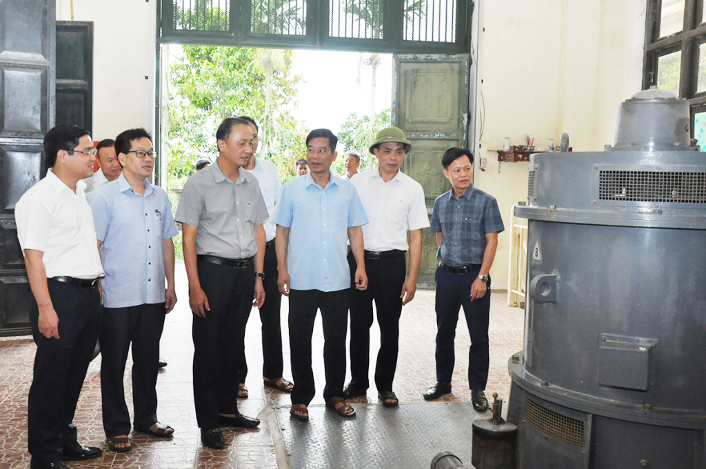 Đồng chí Nguyễn Hùng Nam, Phó Chủ tịch UBND tỉnh kiểm tra công tác chuẩn bị bơm tiêu úng tại Trạm bơm Mai Xá B (Tiên Lữ)
