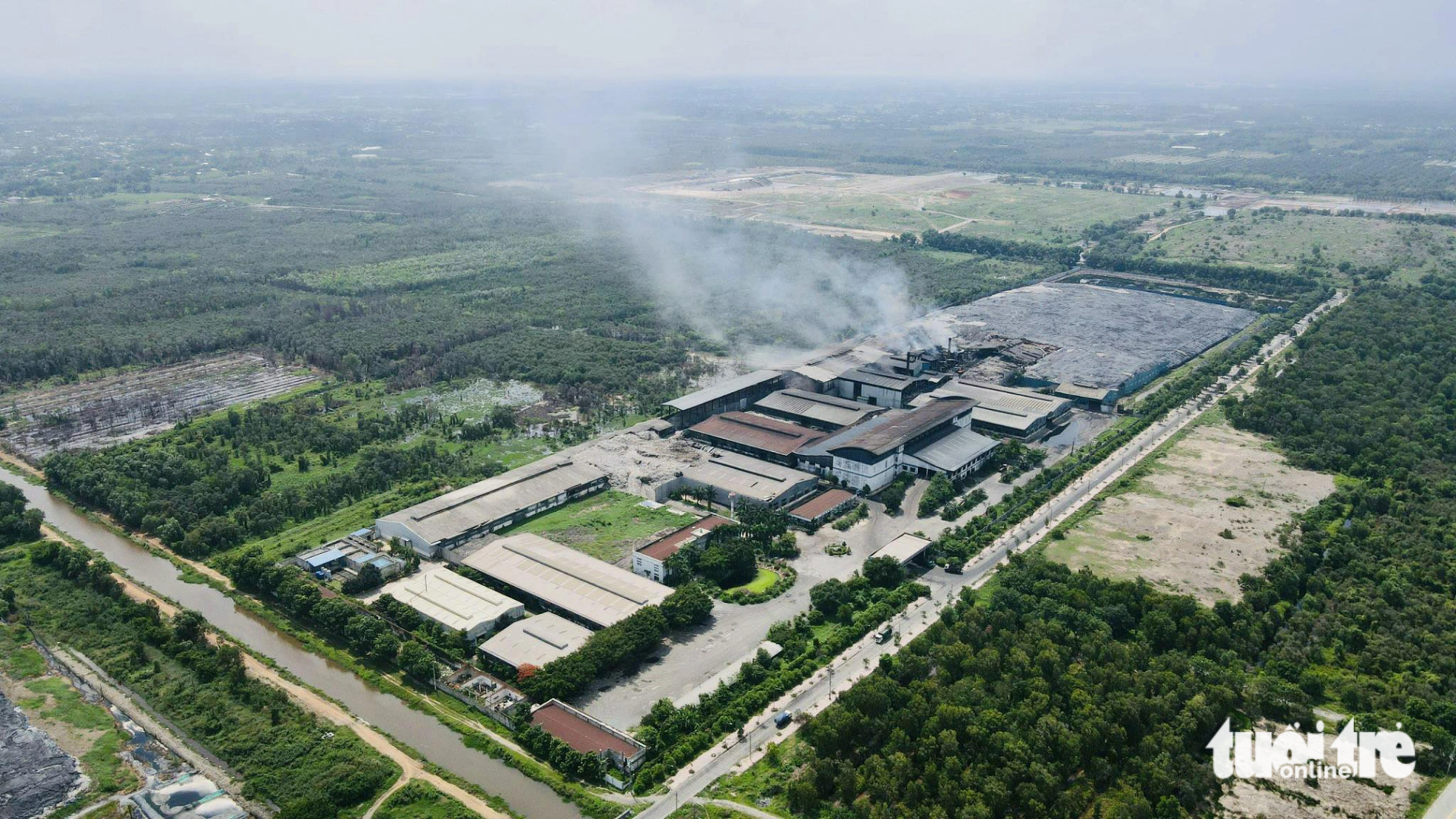 Toàn cảnh nhà máy xử lý rác của Công ty cổ phần đầu tư phát triển Tâm Sinh Nghĩa tại huyện Củ Chi, một trong những đơn vị đang chuyển đổi công nghệ xử lý rác thành đốt rác phát điện ở TP.HCM - Ảnh: LÊ PHAN