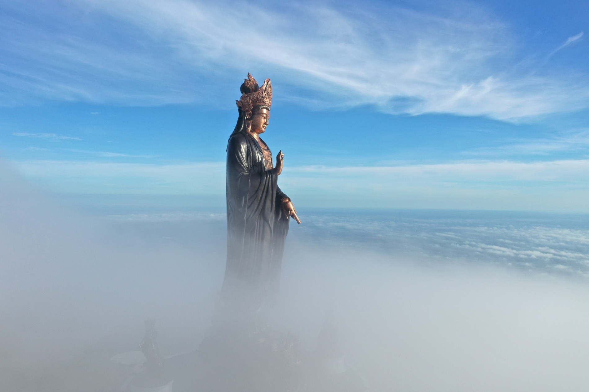 Tượng Phật Bà Tây Bổ Đà Sơn từ bi trong sương mây.