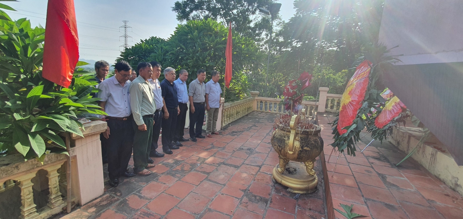 BLL Họ Đồng TP. Chí Linh tặng quà tri ân các gia đình chính sách nhân kỷ niệm 76 năm Ngày TBLS
