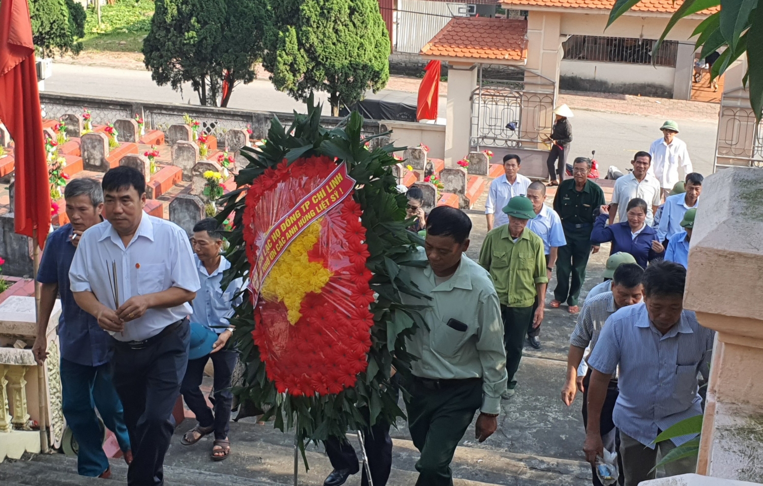 BLL Họ Đồng TP. Chí Linh tặng quà tri ân các gia đình chính sách nhân kỷ niệm 76 năm Ngày TBLS