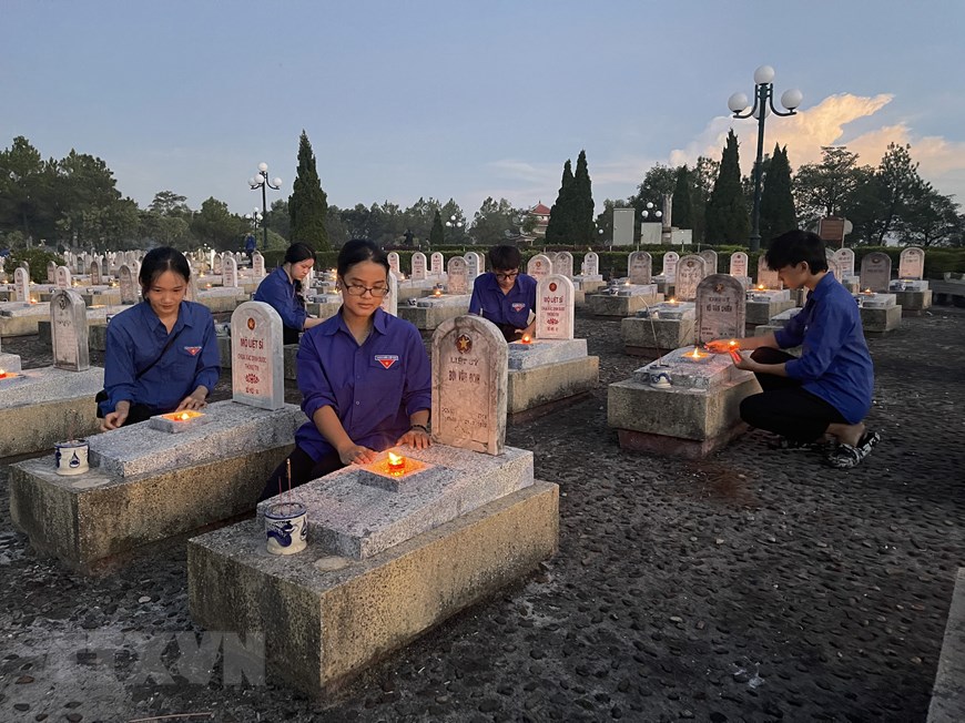 [Photo] Tuổi trẻ nhiều địa phương thắp nến tri ân các Anh hùng Liệt sỹ | Xã hội | Vietnam+ (VietnamPlus)
