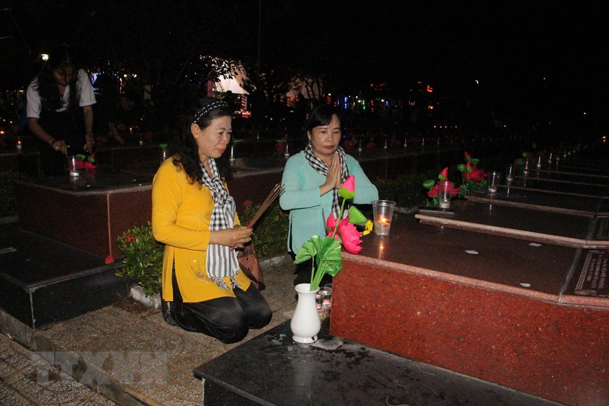[Photo] Tuổi trẻ nhiều địa phương thắp nến tri ân các Anh hùng Liệt sỹ | Xã hội | Vietnam+ (VietnamPlus)